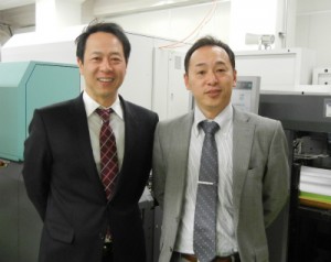 共栄メディアの錦山社長（左）と市川生産部長