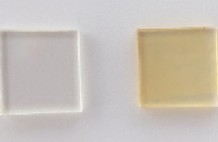 耐候性試験皮革。写真左：DNP品 透明、写真右：汎用品 黄変