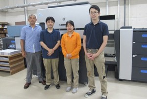 大同至高印刷の川瀬社長(左)とスタッフ。大同至高印刷に導入された「HP Indigo 7900 デジタル印刷機」