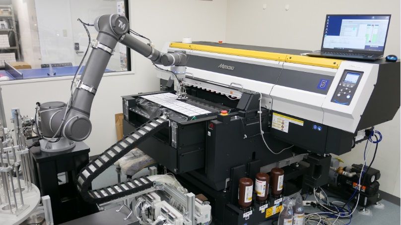 研美社 ミマキ菊半UV機とロボットアーム連携、自動化システムで無人稼働