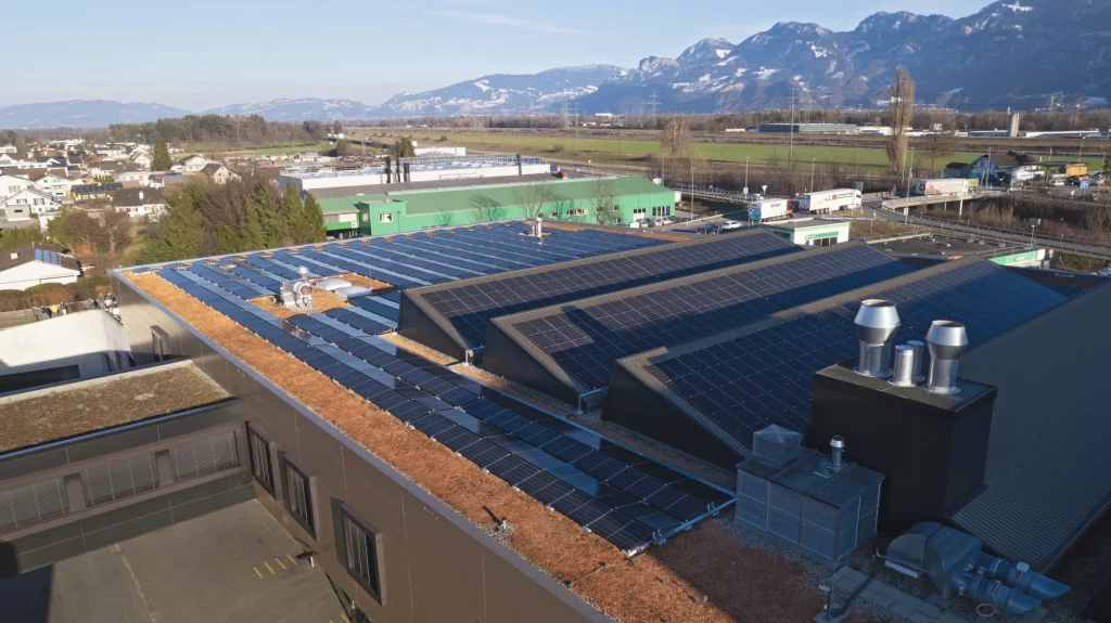 swissQprint　スイス、クリーサーンの本社で太陽光発電設備の稼働を開始、太陽光発電を推進