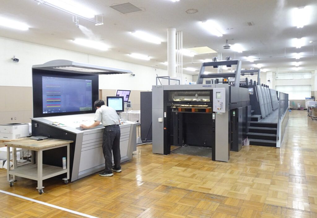 ハイデルベルグの枚葉印刷機XL106シリーズが４台（８色両面機３台、４色両面機１台）が稼働している（写真は８色両面機）