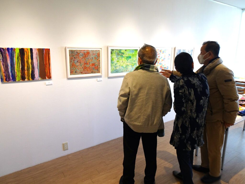 埼印工×みぬま福祉会KOBO-SYU　「名入れアールブリュットカレンダー2026」発売にあたり初のカレンダー展開催（12月18日迄、川崎市・小杉画廊）