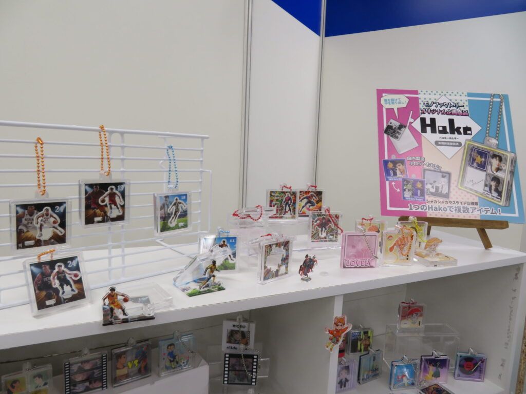 【page2026レポート】モノファクトリー　アクリルグッズの新提案 「DOTSMAN」や「gigga」など推し活を彩る独自開発製品が続々　熟練の技術と遊び心が融合する「Made in Tokyo」のモノづくり