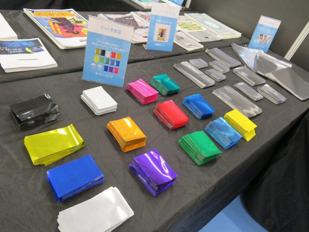 【page2026レポート】コトモ　推し活市場を革新する「カラーアルミ袋」展開　「推しカラー」が選べる13色のバリエーションでブラインド商品の付加価値と利便性を最大化